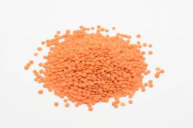 Beyaz arkaplanda çiğ turuncu mercimek