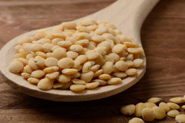 Tahta kaşıkta çiğ sarı mercimek, detay.