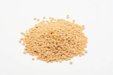 Beyaz arkaplanda çiğ sarı mercimek