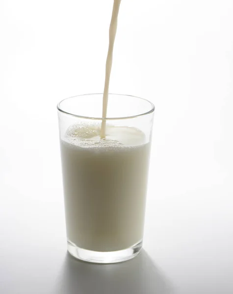 Verter Leche Vaso Sobre Fondo Blanco —  Fotos de Stock