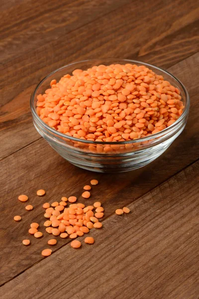 木製のテーブルの上のボウルに生のオレンジレンズ豆 — ストック写真