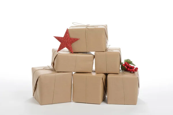Cajas Regalo Apiladas Con Decoración Navidad Sobre Fondo Blanco —  Fotos de Stock