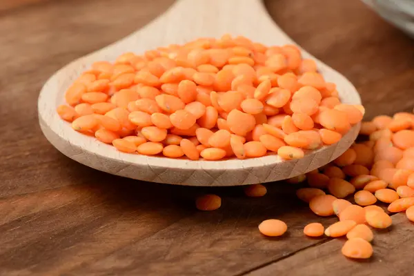 木製のスプーンで生のオレンジレンズ豆 — ストック写真