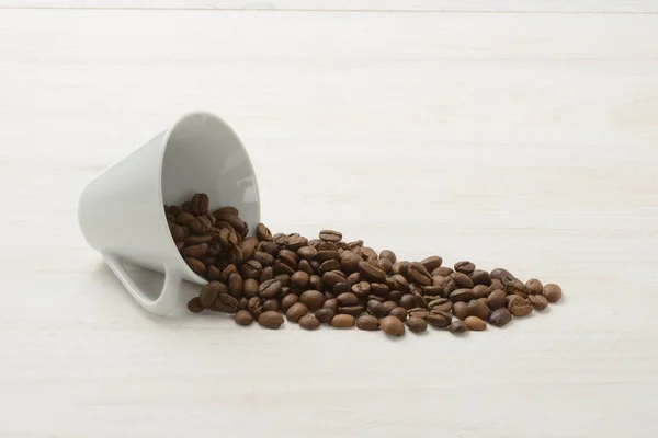 Granos Café Una Taza Sobre Una Mesa Madera Blanca — Foto de Stock