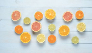 Mavi ahşap arka planda turunçgil meyvesi. Portakal, mandalina, greyfurt, limon ve limon..