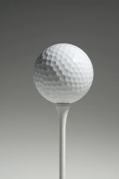 Golfbal op een tee — Stockfoto