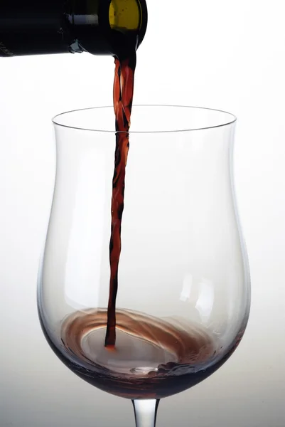 Nalévá červené víno v šálku — Stock fotografie