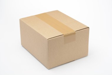 Beyaz arkaplanda karton kutu