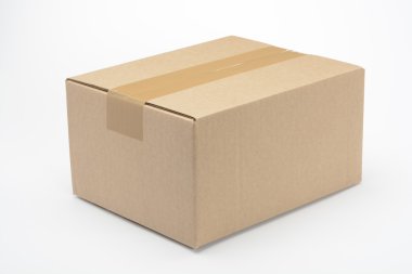 Beyaz arkaplanda karton kutu