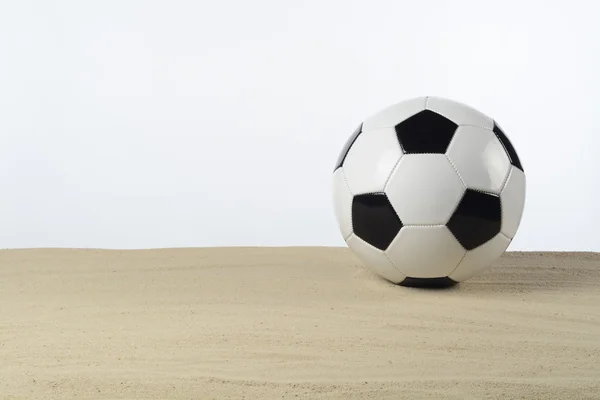 Ballon de football sur le sable — Photo