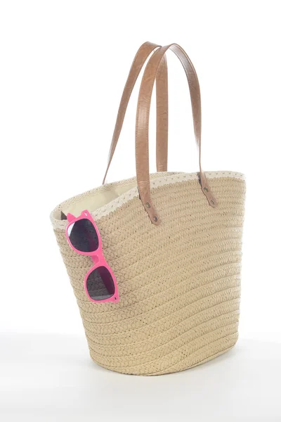 Proutěný plážovou tašku — Stock fotografie