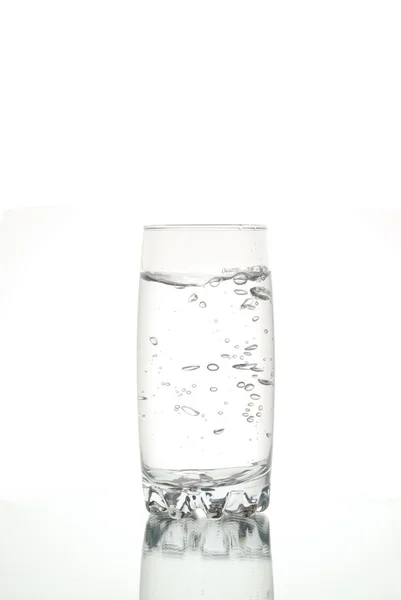 Vaso de agua sobre fondo blanco — Foto de Stock