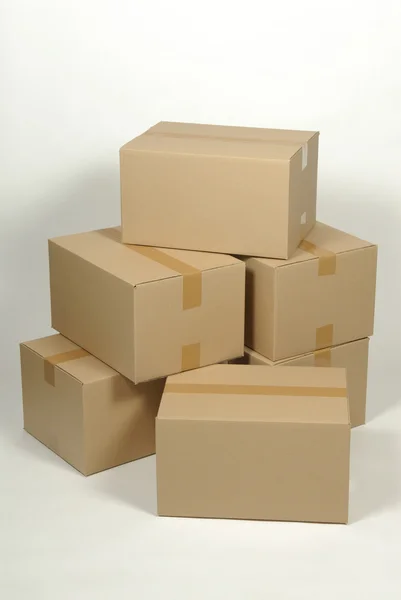 Куча картонной коробки на белом фоне — стоковое фото