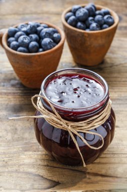 Böğürtlenli reçel kavanoz ve kase yaban mersini