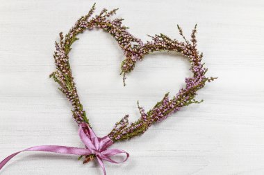 İş yerinde çiçekçi: heather (erica) kapı yapma adımları çelenk