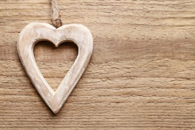 kalp ahşap arka planda