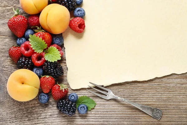 Fructe delicioase: căpșuni, piersici, zmeură, afine și bl — Fotografie, imagine de stoc