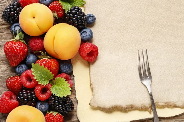 Fructe delicioase: căpșuni, piersici, zmeură, afine și bl — Fotografie, imagine de stoc
