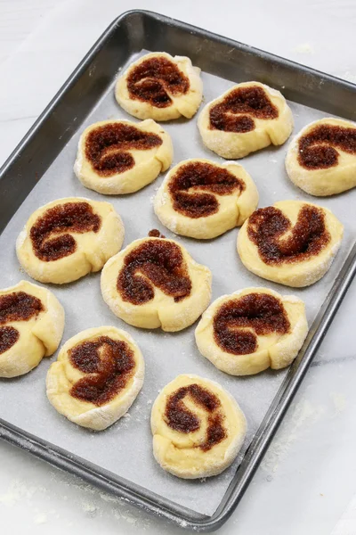 Rauwe chocolade broodjes voor het bakken — Stockfoto