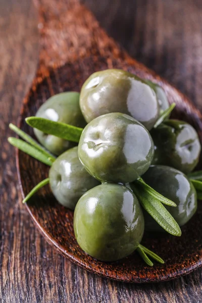 Olives vertes sur cuillère en bois — Photo