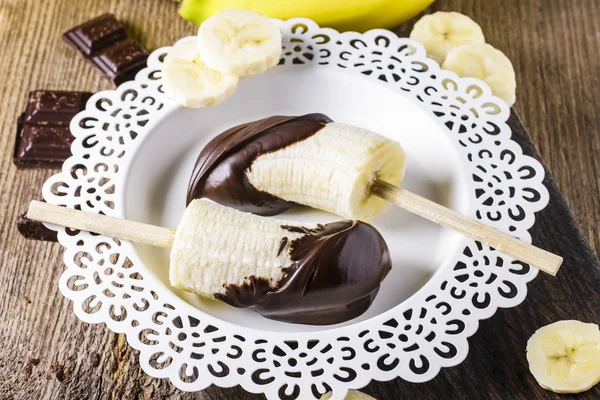 Bananen in Schokolade getaucht — Stockfoto