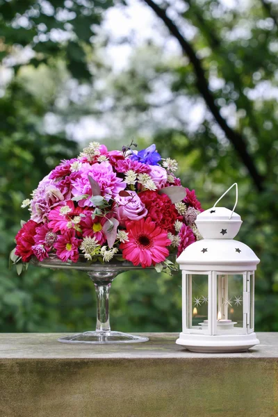 Mooie witte lantaarn en boeket bloemen — Stockfoto