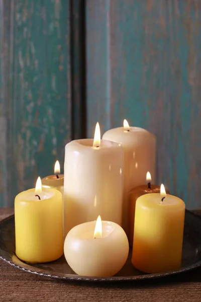 Złote świece na drewnianym stole — Zdjęcie stockowe