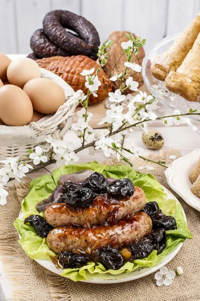 Sausage with plums and onion — Stock Photo, Image