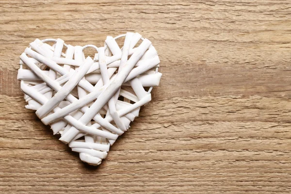 Corazón sobre fondo de madera — Foto de Stock