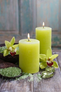 Spa set: sıvı sabun, tahta kaşık, deniz tuzu kokulu mumlar.