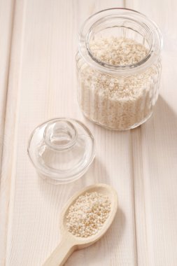 Cam Kavanoz ve tahta kaşıkla deniz tuzu