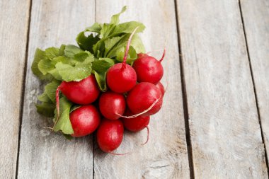 eski ahşap masa yere gelen taze turp