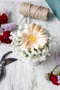 Şeftali gerbera çiçek ve gypsophila pani çiçek aranjmanı