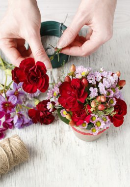 Çiçekçi işyeri: kırmızı karanfil ve hy çiçek aranjmanı