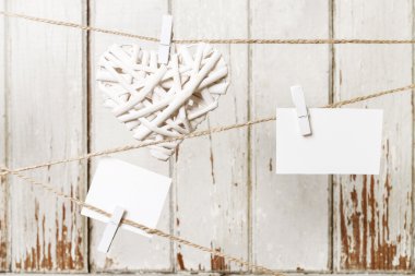 Kağıt kartları bir ipte asılı elbiseleri iğne ile