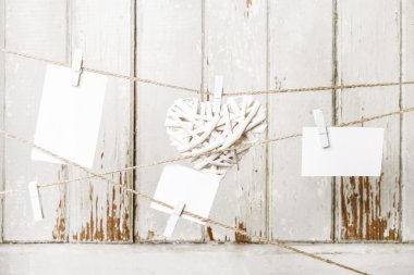 Kağıt kartları bir ipte asılı elbiseleri iğne ile