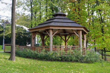Salt Mine, Wieliczka tarafından güzel bir şehir parkındaki ahşap çardak