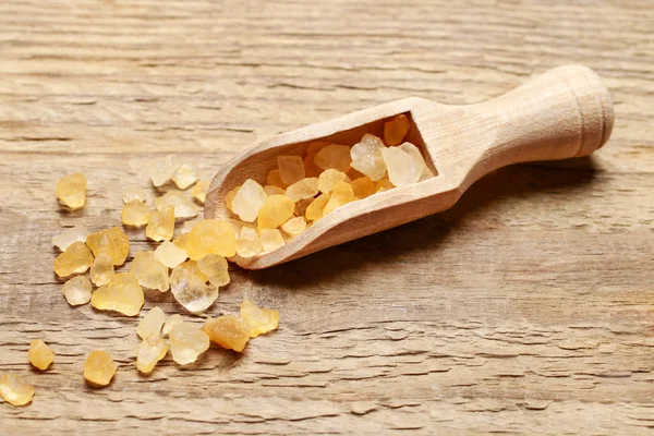 Соль с желтой морской солью на дереве — стоковое фото