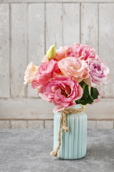 Bouquet di fiori di eustoma rosa — Foto Stock