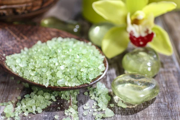 Conjunto de spa: sabão líquido, sal marinho em colher de madeira, velas perfumadas . — Fotografia de Stock