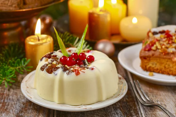 Holiday cheesecake with raisins and fruits — Stock Photo, Image