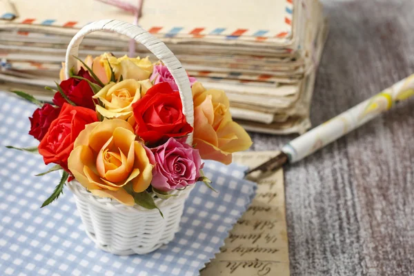 Cesta de rosas coloridas e letras vintage — Fotografia de Stock