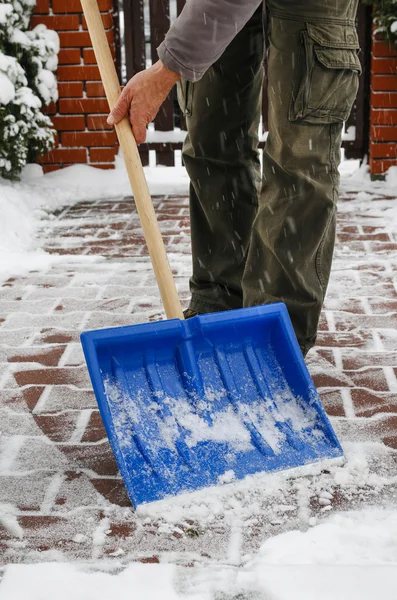 Hombre quitando nieve de la acera después de la tormenta de nieve —  Fotos de Stock