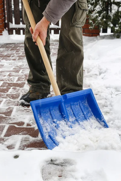 Uomo rimozione della neve dal marciapiede dopo la tempesta di neve — Foto Stock