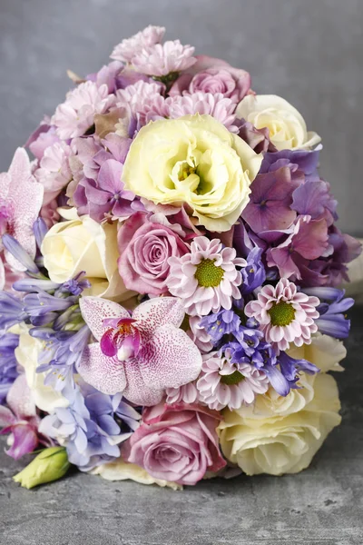 Precioso ramo de orquídeas rosadas, crisantemos y hortensias — Foto de Stock