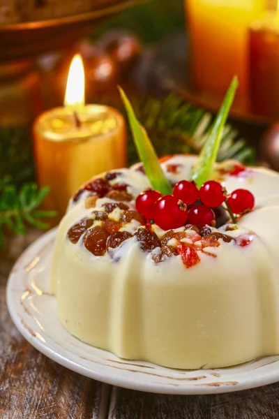 Holiday cheesecake with raisins and fruits — Stock Photo, Image