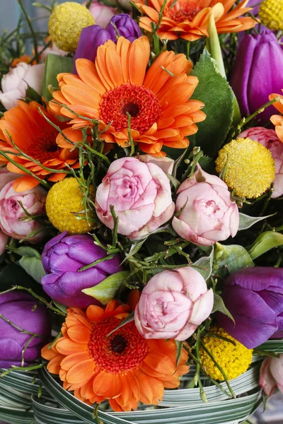 Bouquet di margherite gerbere arancioni, tulipani viola e rose rosa — Foto Stock