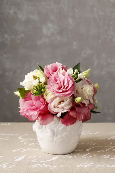 Strauß rosa Eustoma-Blüten — Stockfoto