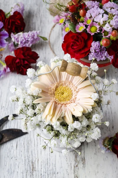 Kwiatowy układ z gerbera brzoskwiniowy kwiat i łyszczec pani — Zdjęcie stockowe