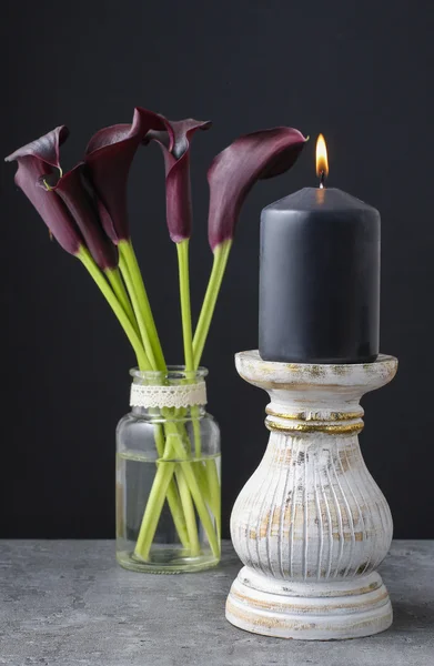 Черные свечи и черные цветы каллы (Zantedeschia ). — стоковое фото